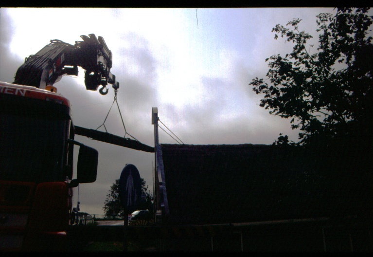 23-07-2004, Staalpakket voor de bouw van de Hanzesloep wordt in de achtertuin gehesen door Winder Limmen. 