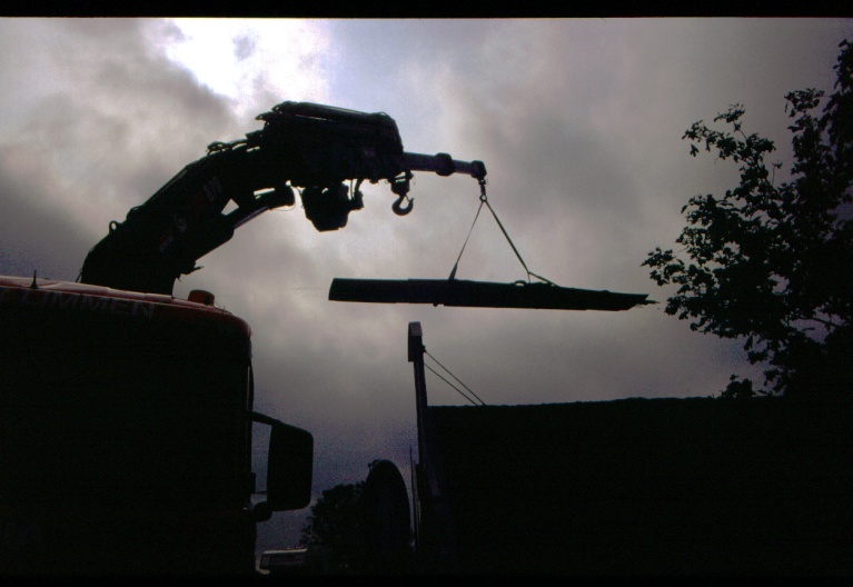23-07-2004, Staalpakket voor de bouw van de Hanzesloep wordt in de achtertuin gehesen door Winder Limmen. 
