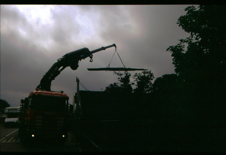 23-07-2004, Staalpakket voor de bouw van de Hanzesloep wordt in de achtertuin gehesen door Winder Limmen. 
