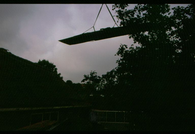 23-07-2004, Staalpakket voor de bouw van de Hanzesloep wordt in de achtertuin gehesen door Winder Limmen. 