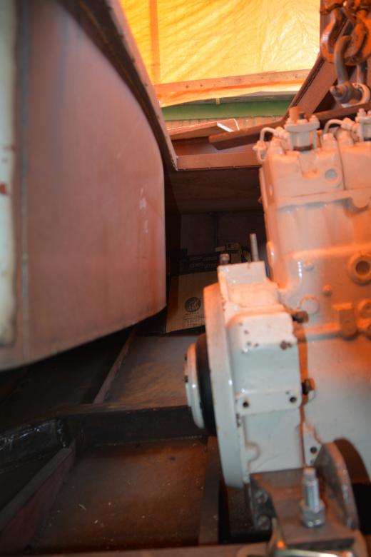 19-04-2015, Ruimte tussen kuipbank wand en dieselmotor vanaf bb zijde