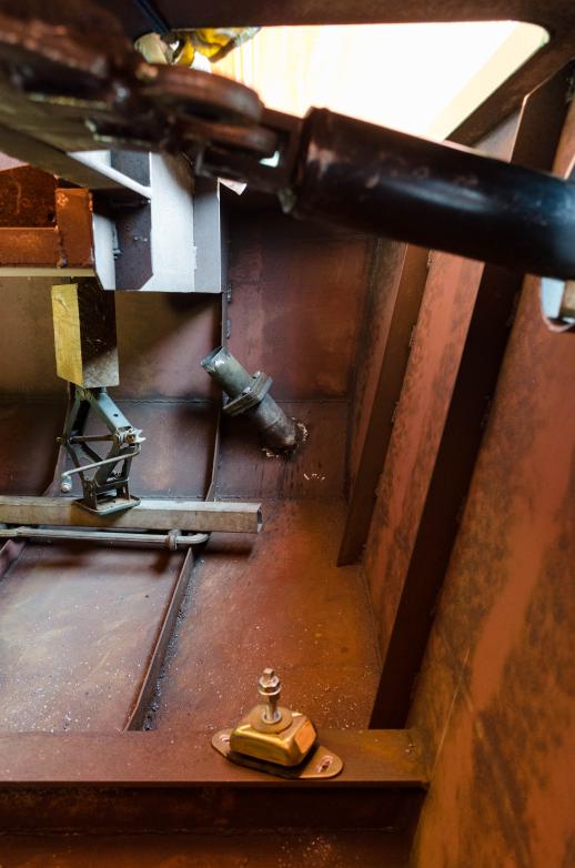 03-03-2018, Achterste stuk motorruimte - kuipbankje iets omhoog gedrukt en gaten voor de motor trillingsdempers in de fundatie geboord